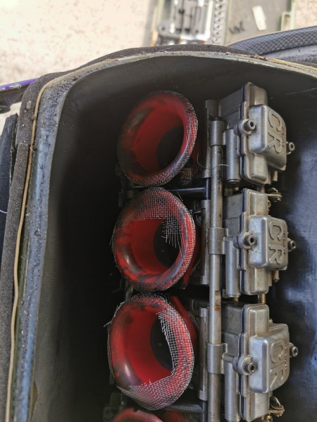 IMG_20220829_141549.jpg (381.02 KiB) 41503 mal betrachtet Die Airbox und ein Merke: kleines Edelstahlgewebe nützt nix, wird gefressen vom Motor)