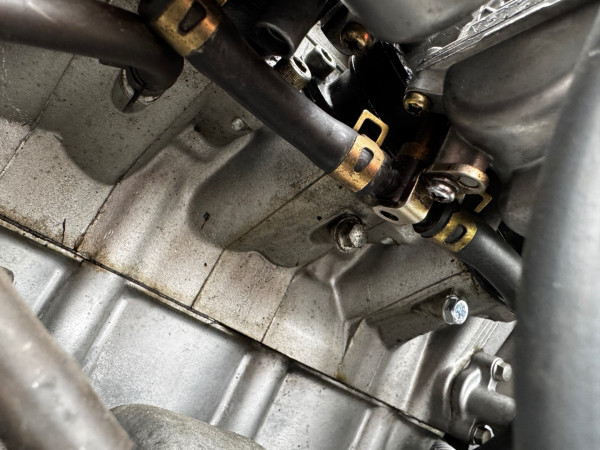 IMG_3329.jpeg (785.7 KiB) 67567 mal betrachtet In diesem Bild sieht man die Synchronisierungsöffnungen. Bei zyl. 2 steckt der Schlauch noch und bei Zyl. 4 hatte ich die Schlauchtülle bereits ersetzt durch eine Schraube.